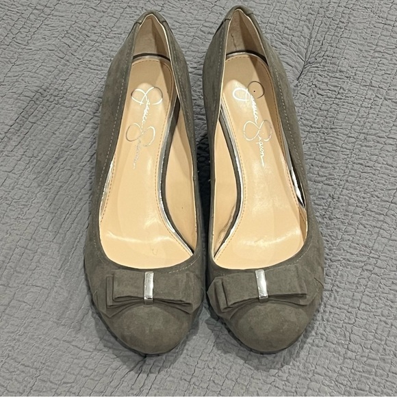 Jessica Simpson Womens Micro Suede Grey Bow Toe Slip On Wedge Shoes Size 8 1/2 - Picture 1 of 11